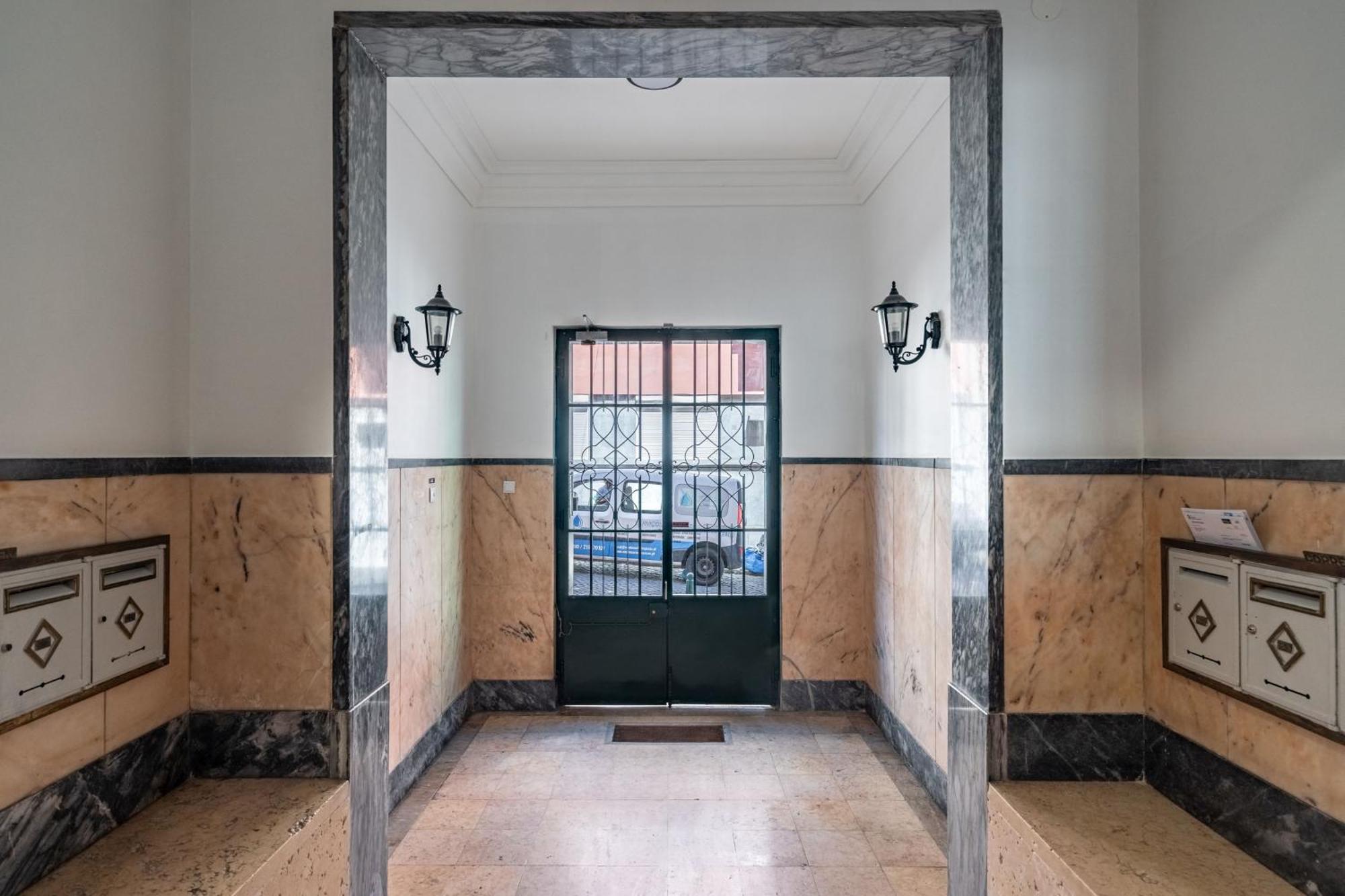 Cozy Avenida Guesthouse Lisbon Exterior photo